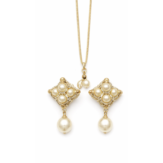 Premium-Look Pearl Crystal Quatrefoil