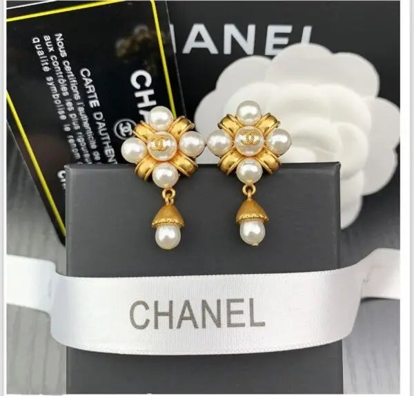 Sharp Hammered Gold Tone Cc Pearl - view 7