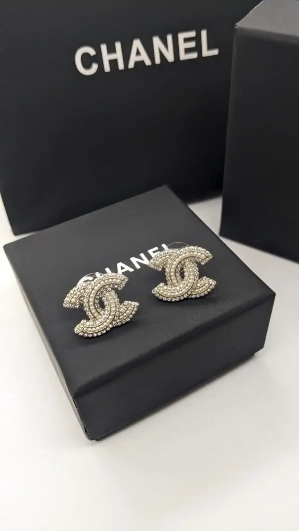 Polished Cosmetic Cc Logo Celestial Necklace Earrings Set - view 5