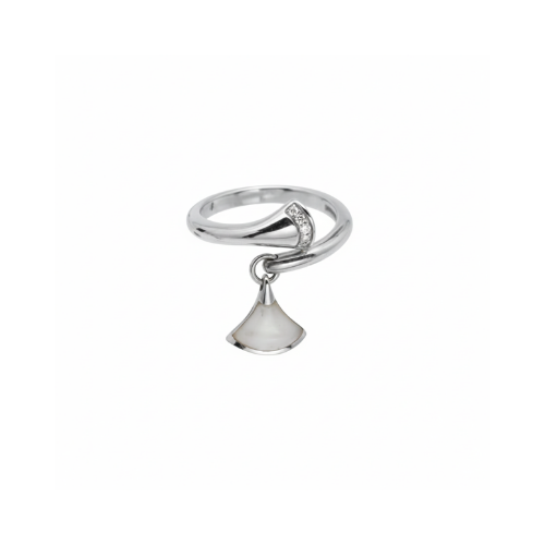 Minimal-Luxe Diamonds Mop Diva's Dream Rings