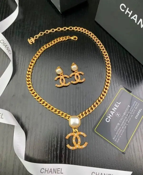 Sophisticated Vintage Clover Motif Diamond Set Yellow Gold - view 5