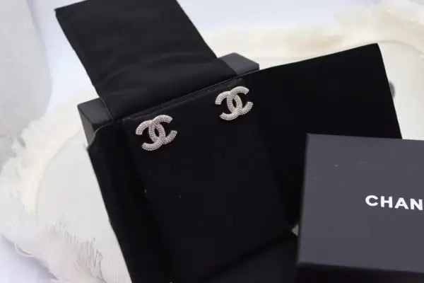 Clean-Finish Uno Pavé Earrings White Diamonds - view 12