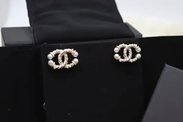 Clean-Finish Uno Pavé Earrings White Diamonds - view 6