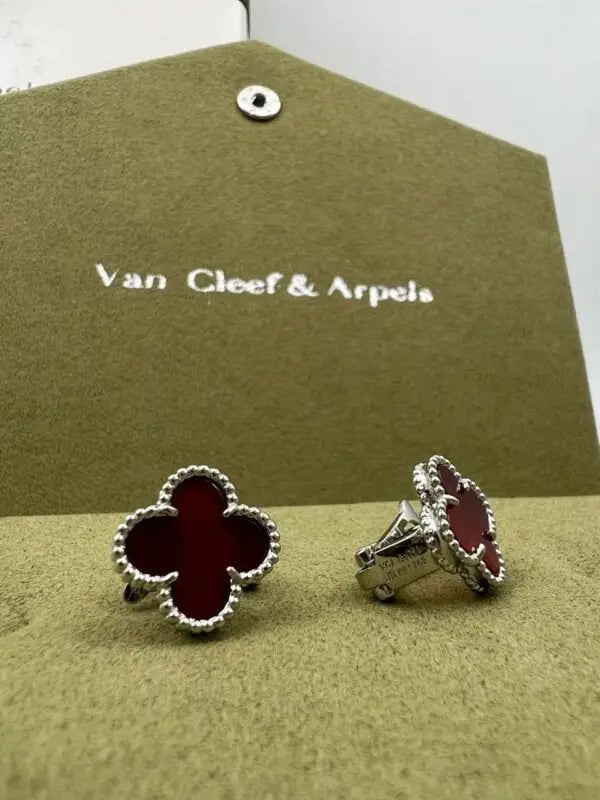 Detailed Clover Motif Red Clover Set - view 8
