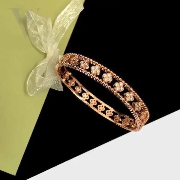 Van Cleef & Arpels Clover Bangle Bracelet - Gold, Diamond Detail – View 6