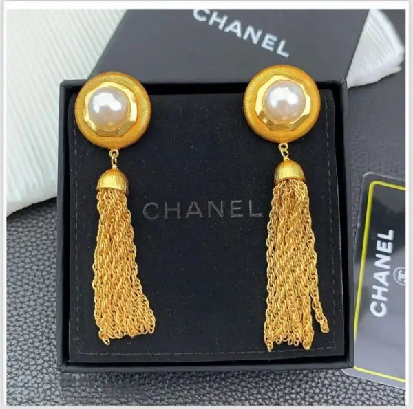 Sharp Hammered Gold Tone Cc Pearl - view 9