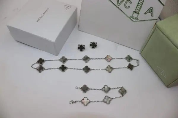 Modern Red Clover Diamond Necklace and Bracelet Set - view 13