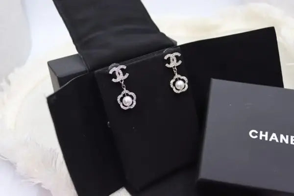 Clean-Finish Uno Pavé Earrings White Diamonds - view 7