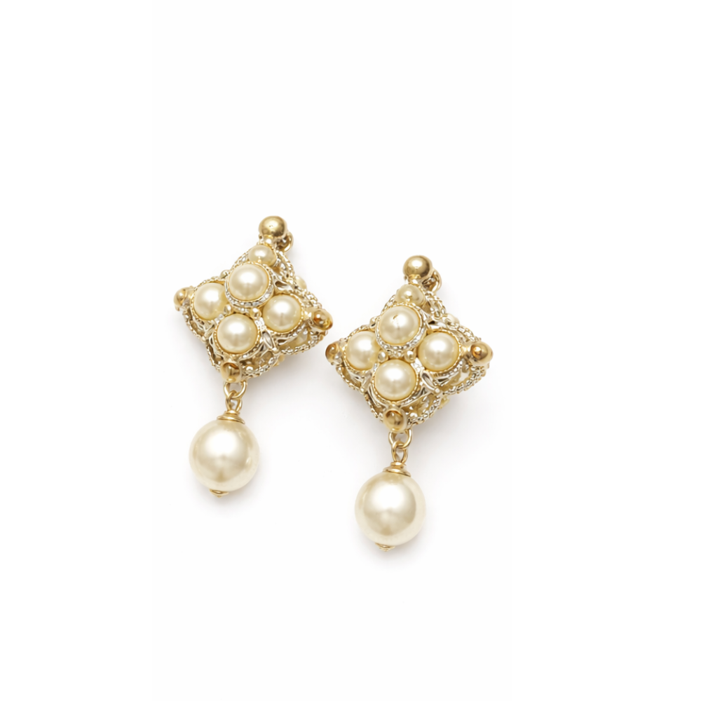 Premium-Look Pearl Crystal Quatrefoil - view 2