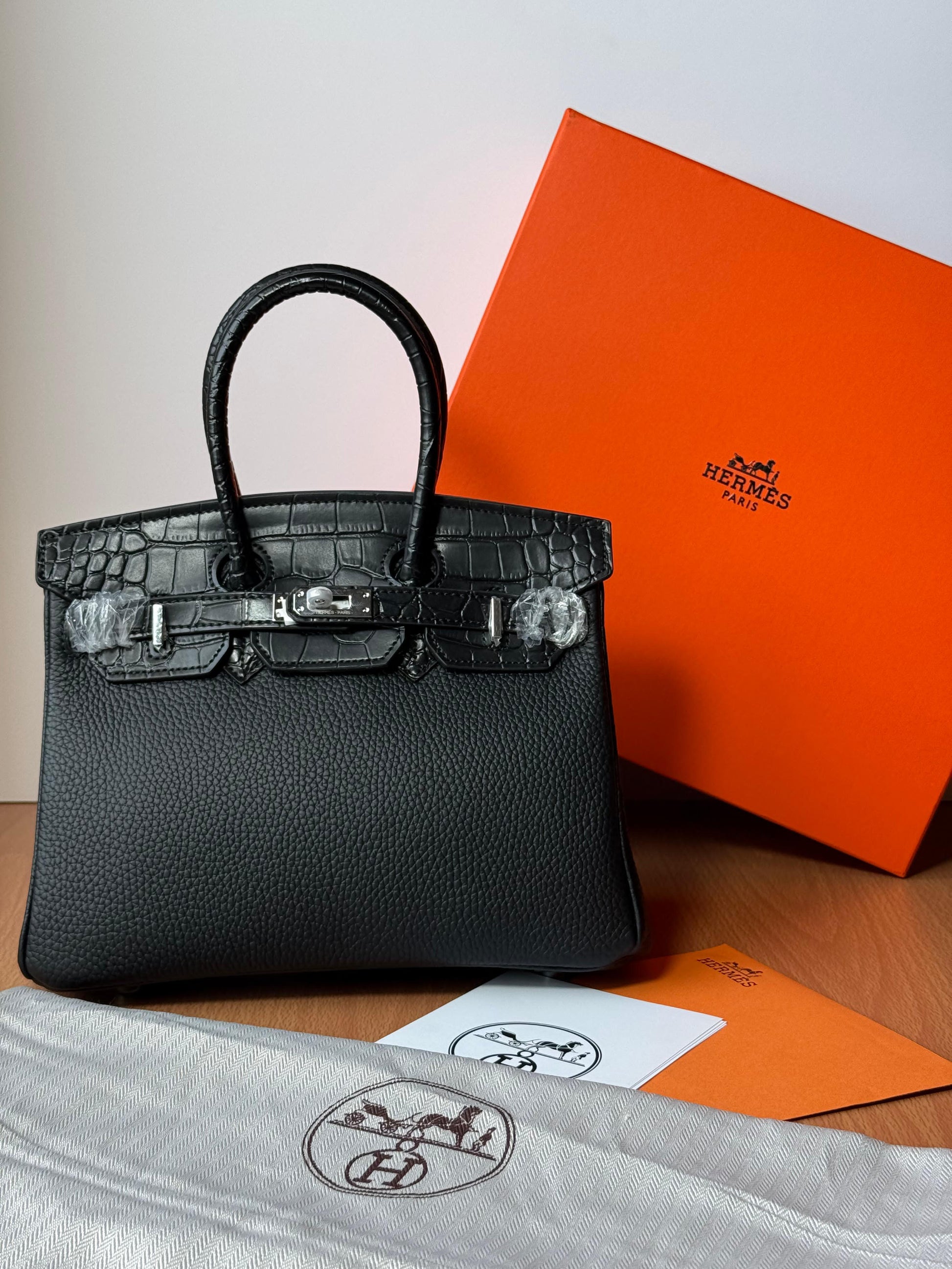 Clean-Finish Structured Carryall Si Er Lock Bag - view 5