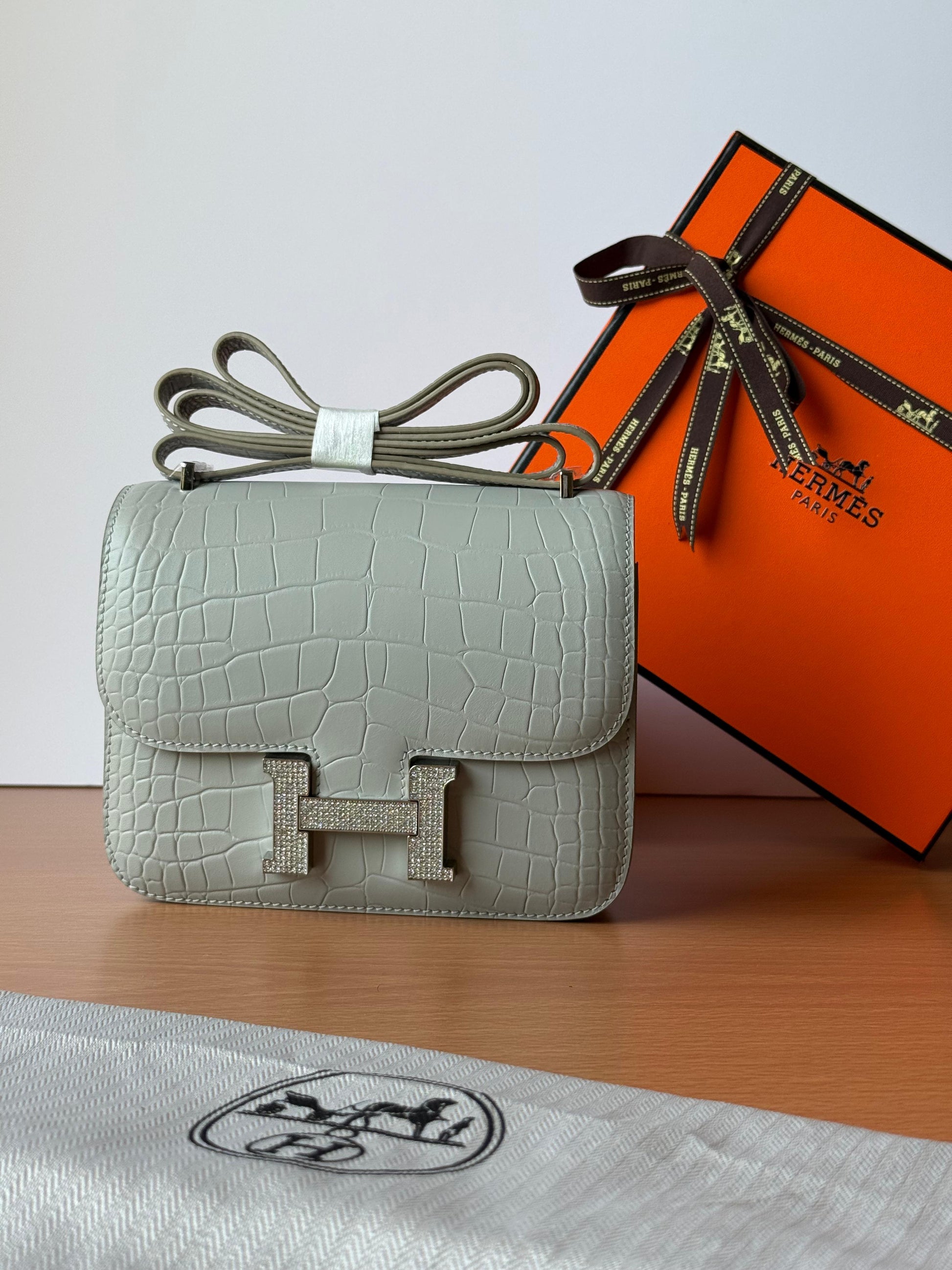 Elevated Constance 18 Gris Neve Matte Bag - view 4