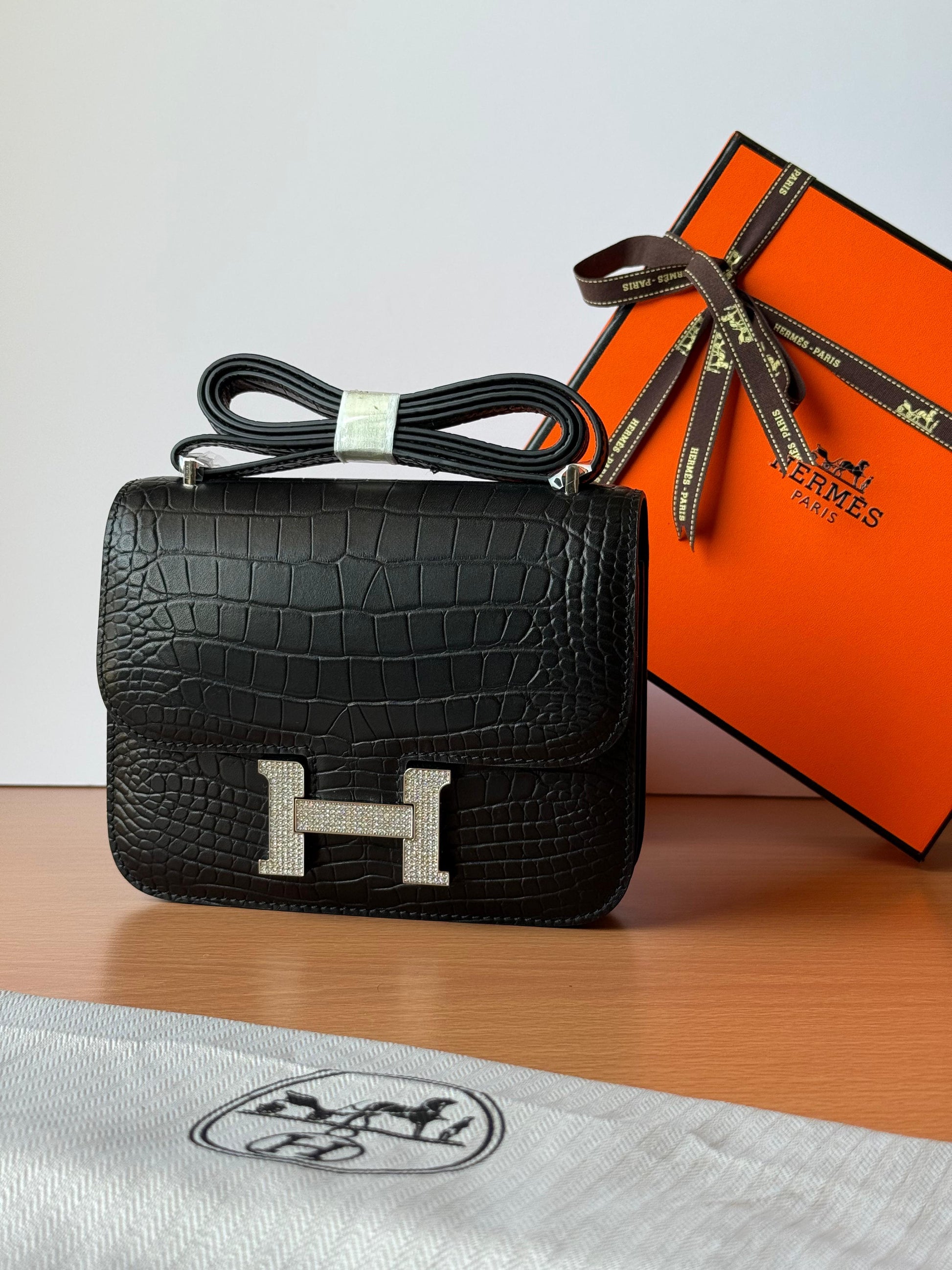 Minimal-Luxe Constance 18 Matte Alligator Noir Bag - view 4