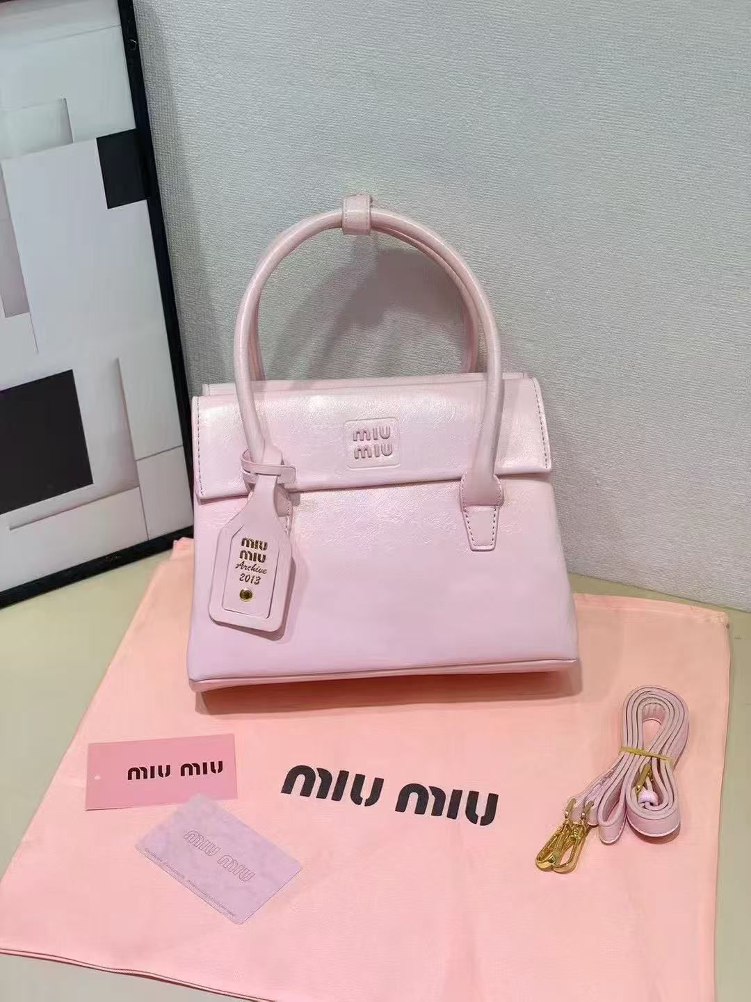 Elegant Miu Miu Solitaire Shiny Leather Pink Bag - view 3