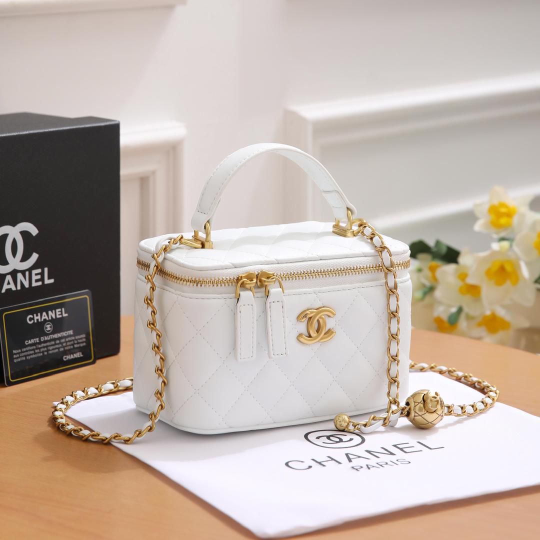 Sophisticated Small Vanity Case Chain White Bag - view 4
