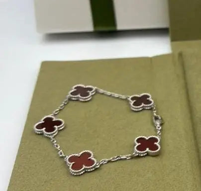 Detailed Clover Motif Red Clover Set - view 7