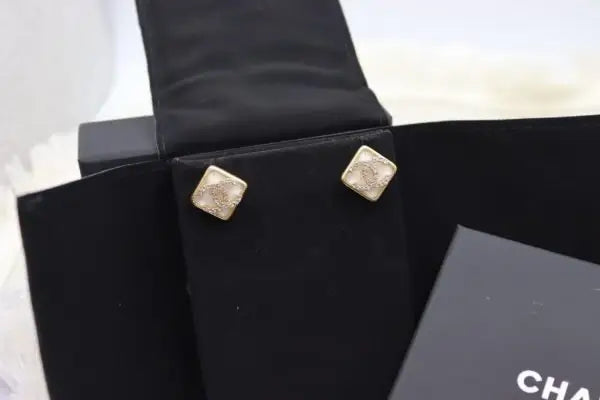 Clean-Finish Uno Pavé Earrings White Diamonds - view 11