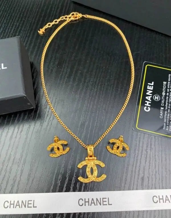 Sophisticated Vintage Clover Motif Diamond Set Yellow Gold - view 4