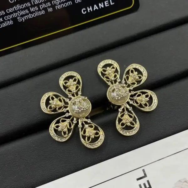 Everyday-Luxe Crystal Strass Cc Heart Hoop Earrings - view 7