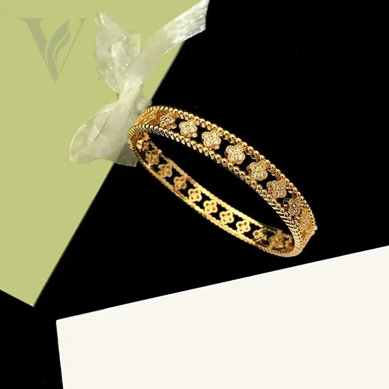 Van Cleef & Arpels Clover Bangle Bracelet - Gold, Diamond Detail – View 4