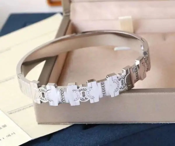Premium-Look Pearl Crystal Quatrefoil - view 5