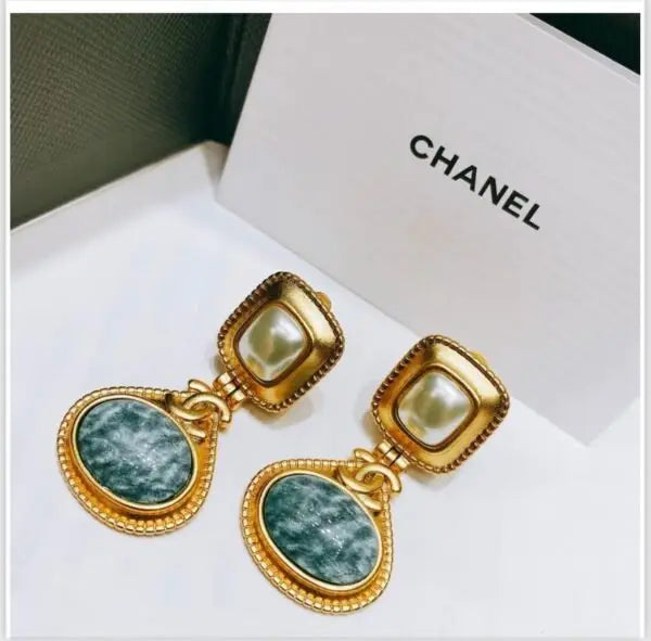 Sharp Hammered Gold Tone Cc Pearl - view 10