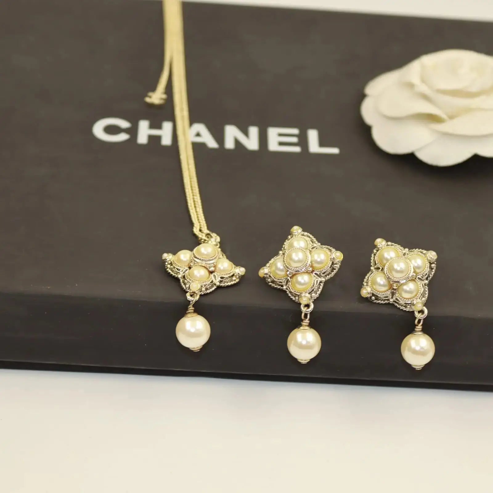 Premium-Look Pearl Crystal Quatrefoil - view 4