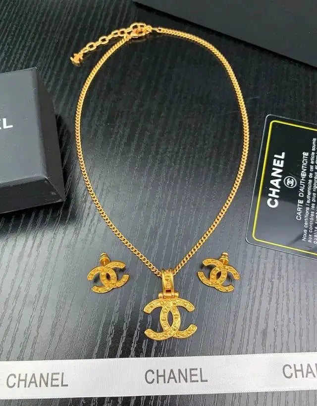 Sophisticated Vintage Clover Motif Diamond Set Yellow Gold - view 3