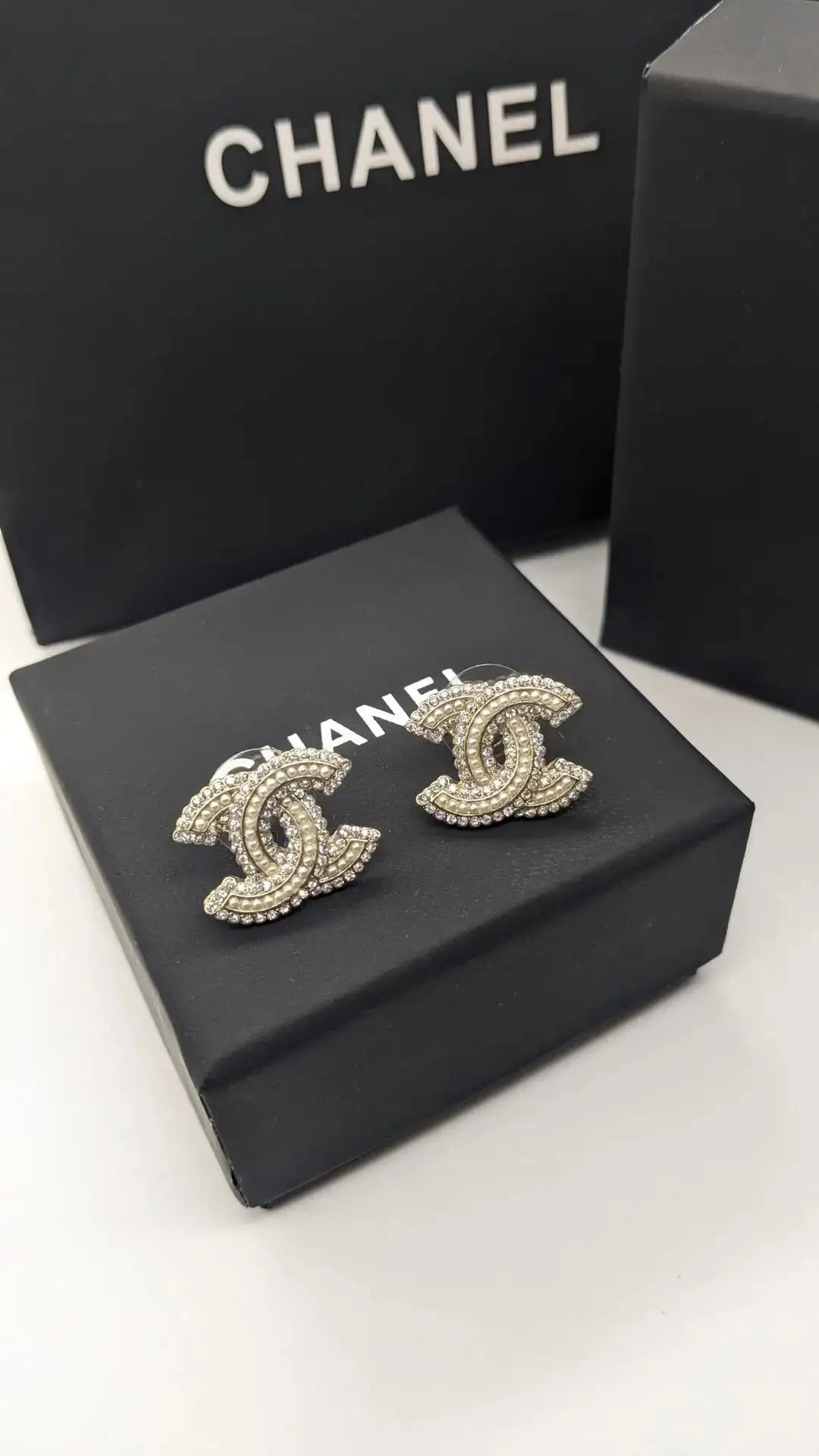 Polished Cosmetic Cc Logo Celestial Necklace Earrings Set - view 4