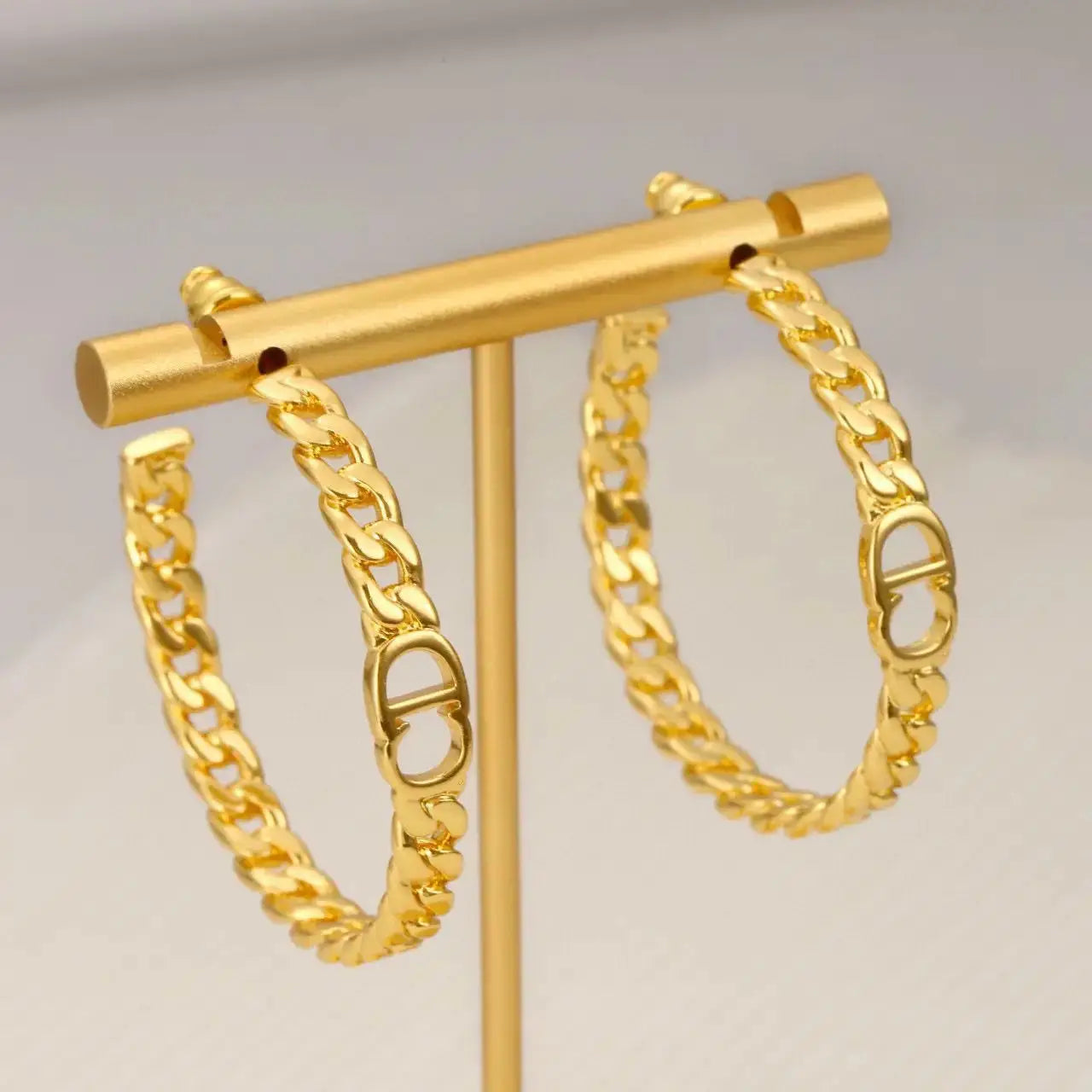 Everyday-Luxe Cd Chain Hoop Earring Gold - view 4