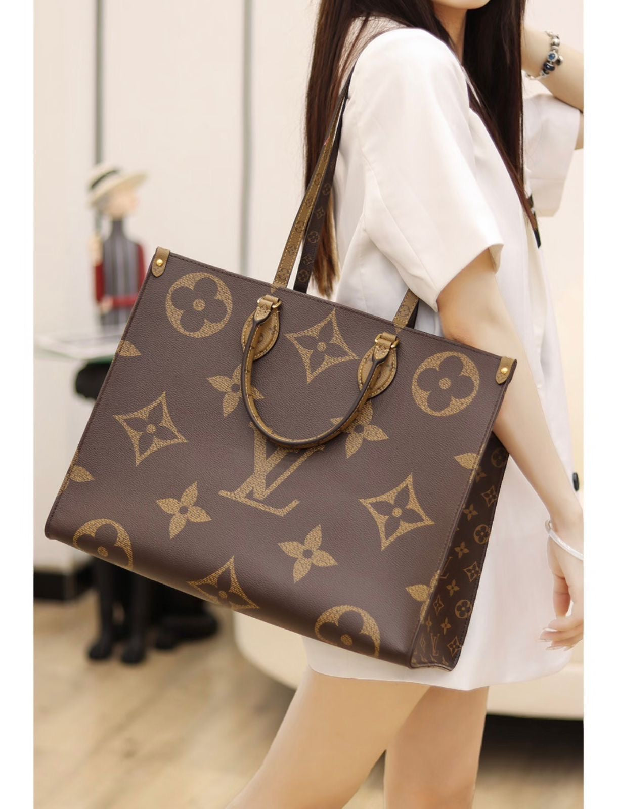 Minimal-Luxe Onthego Gm Monogram Reverse Bag - view 4