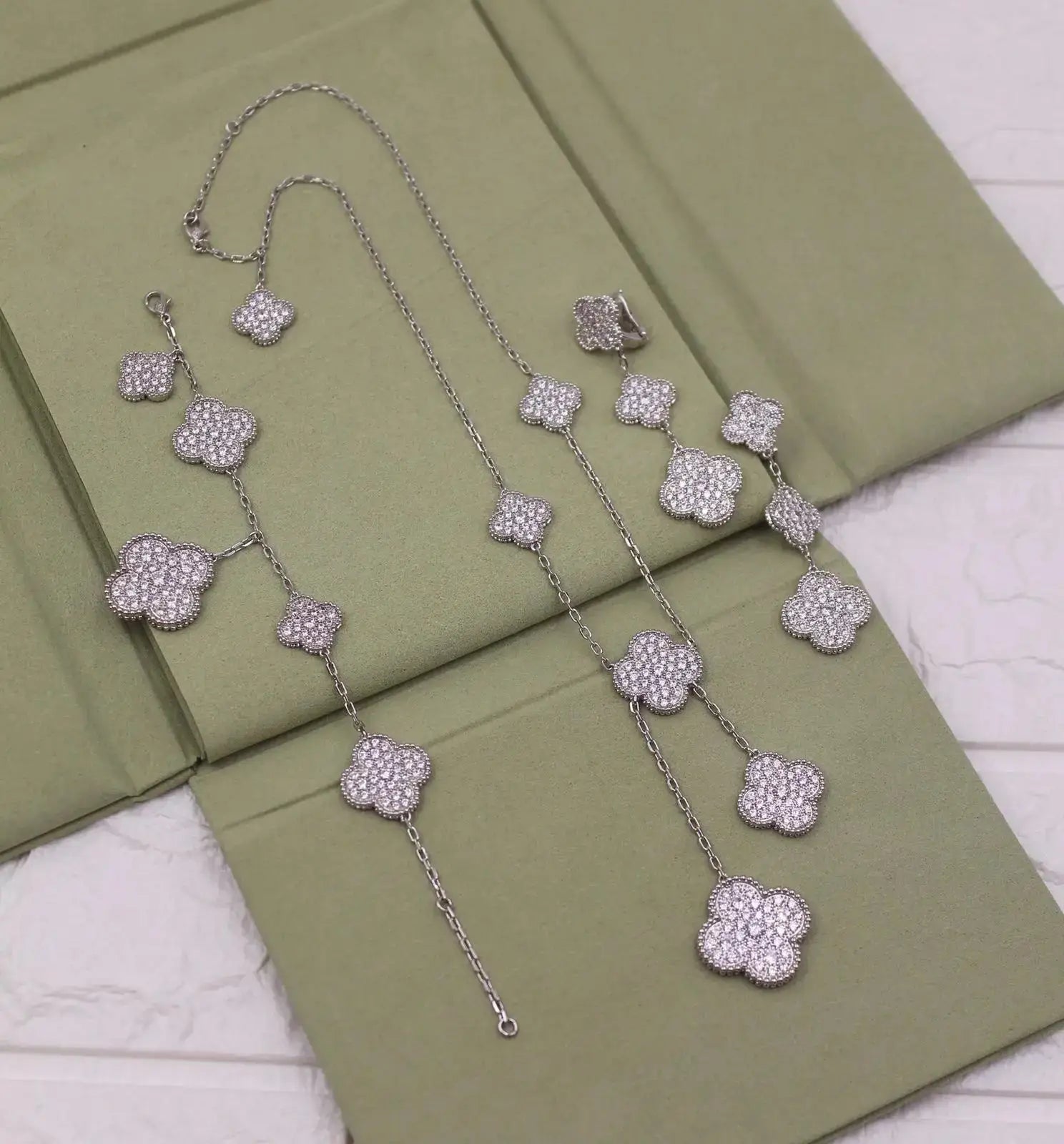 Sophisticated Clover Motif Set Si Er Crystals - view 4